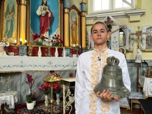 На Тернопільщині двоє підлітків знайшли церковний дзвін 18 століття