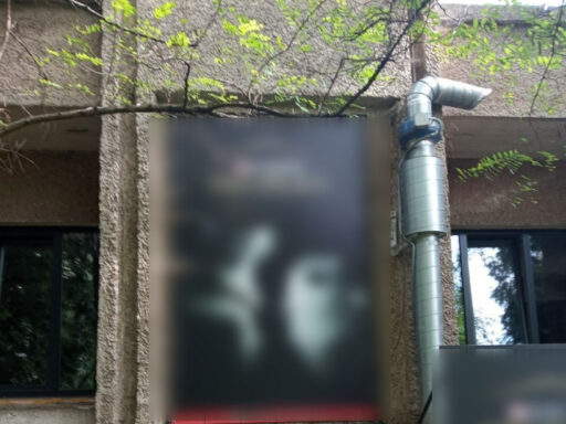 У Тернополі демонтували рекламну вивіску: фото